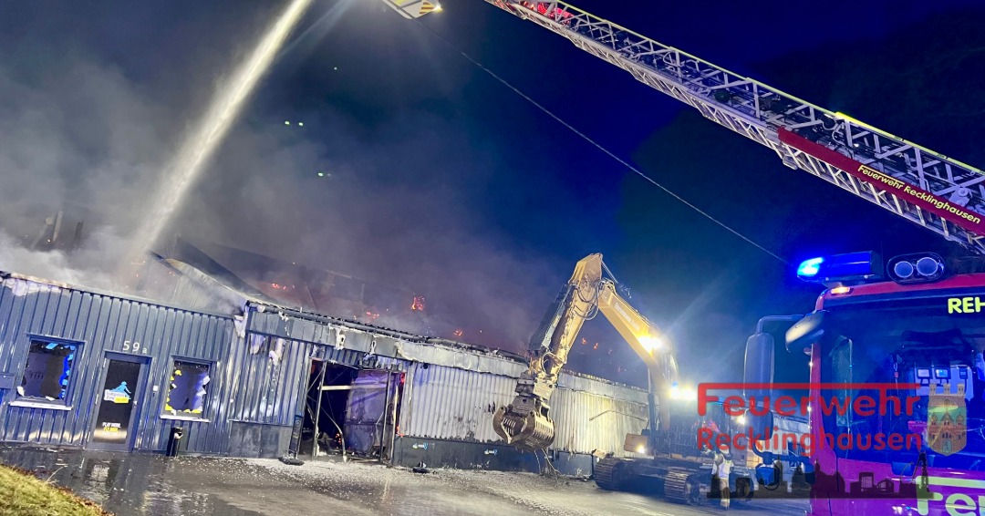 Vollbrand einer Trampolinhalle in der Nacht - Halle niedergerissen