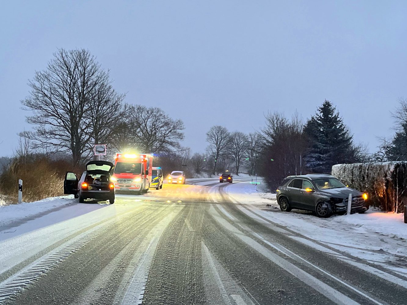 Fünf Verletzte bei Verkehrsunfällen auf winterglatten Straßen