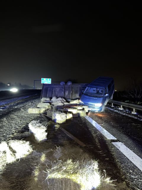 Vollsperrung der A3 bei Wiesbaden nach PKW-Unfall und verlorenen Strohballen