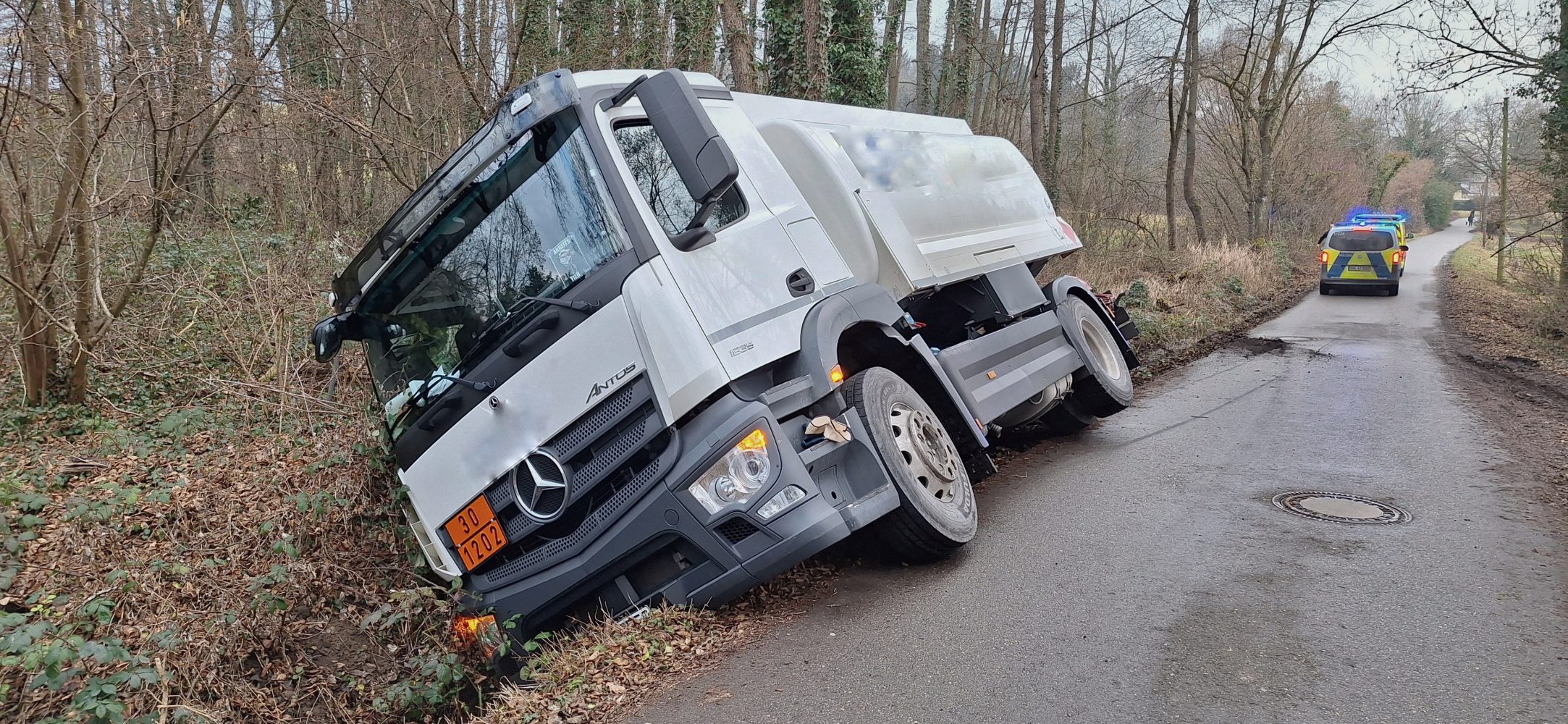 Tanklastzug in Bachbett
