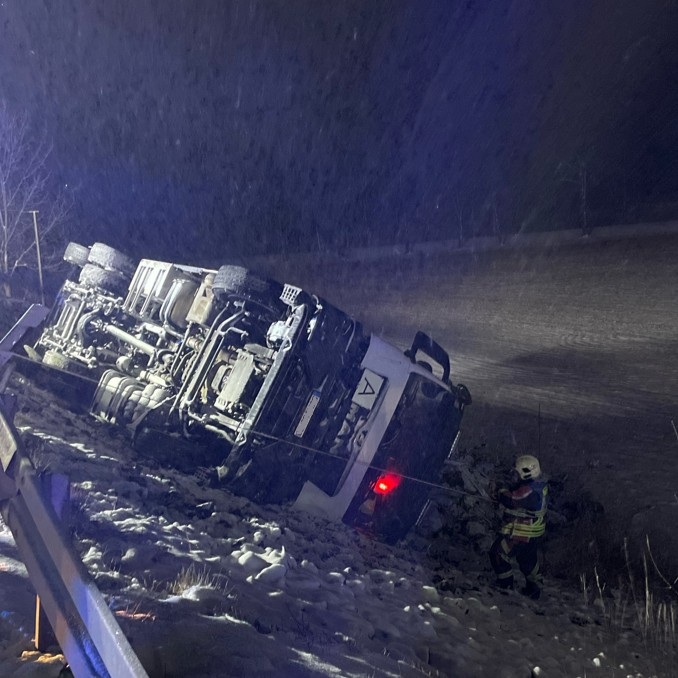 LKW durchbricht Leitplanke und stürzt Böschung hinab