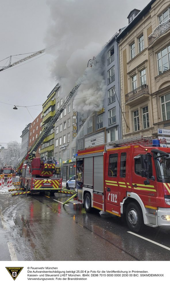 Großeinsatz von Feuerwehr und Rettungsdienst bei Wohnungsbrand (Ludwigsvorstadt)
