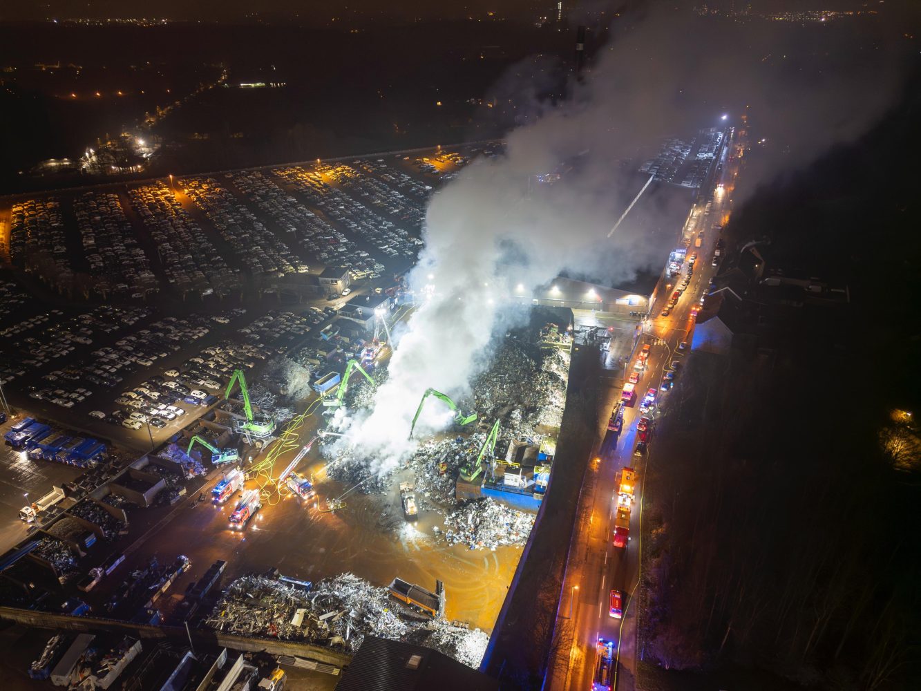 Großbrand auf Schrottplatz in Essen - Rauchentwicklung zieht über das östliche Ruhrgebiet