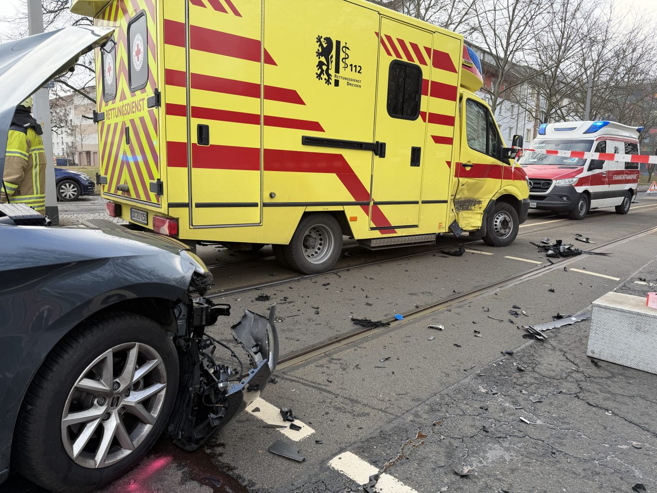 Verkehrsunfall zwischen einem PKW und einem Rettungswagen