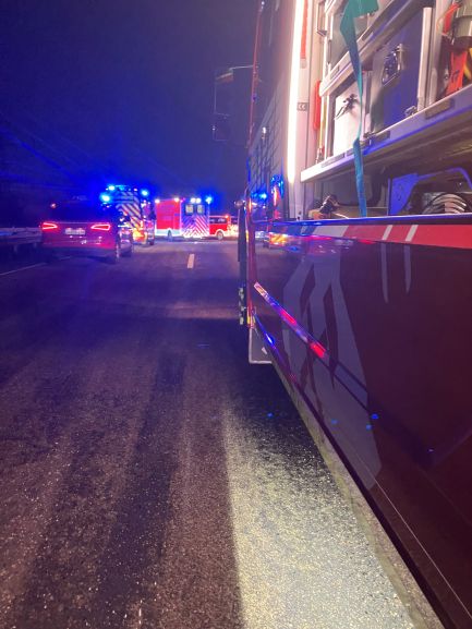 Verkehrsunfall auf der A42: Drei Verletzte Personen