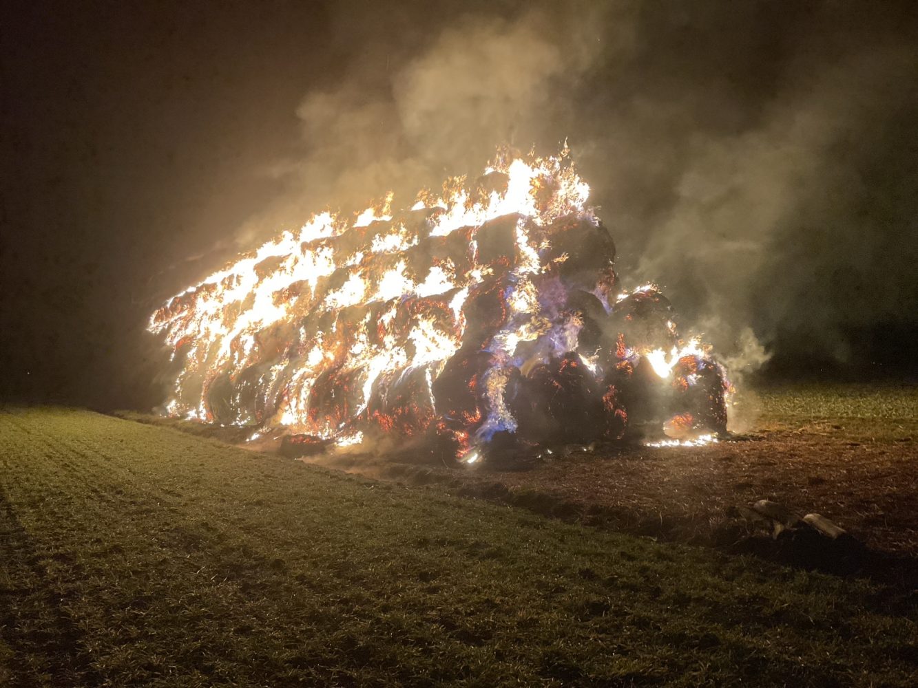310 Heuballen brennen in Dortmund-Asseln