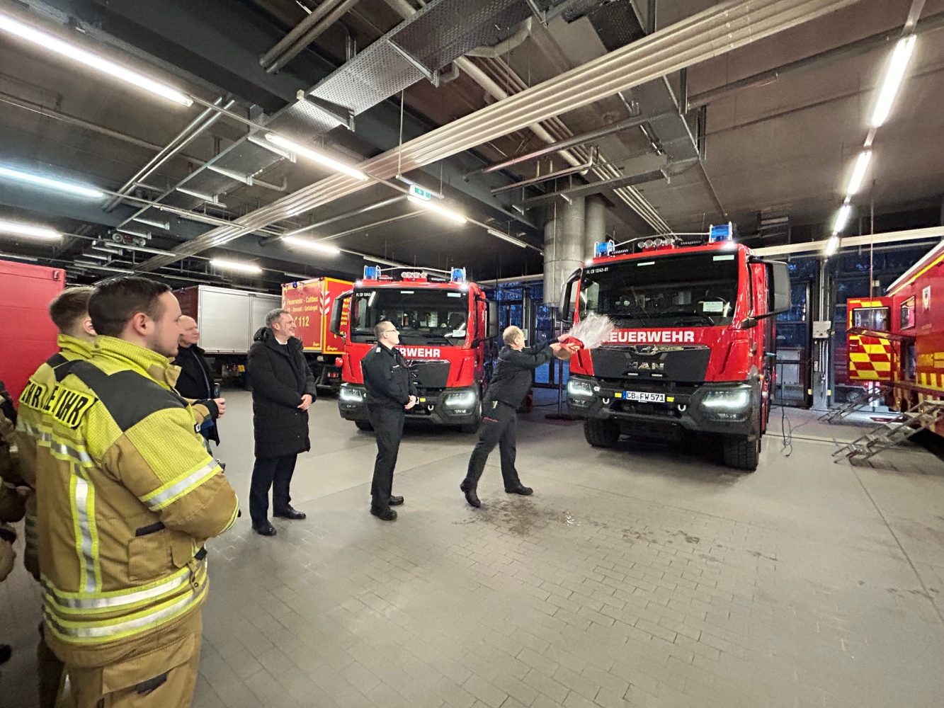 Fünf neue Einsatzfahrzeuge am Tag des Notrufs übergeben