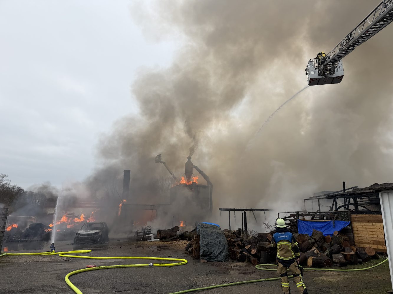 Großbrand in holzverarbeitendem Gewerbebetrieb - massive Rauchentwicklung erfordert Warnung der Bevölkerung