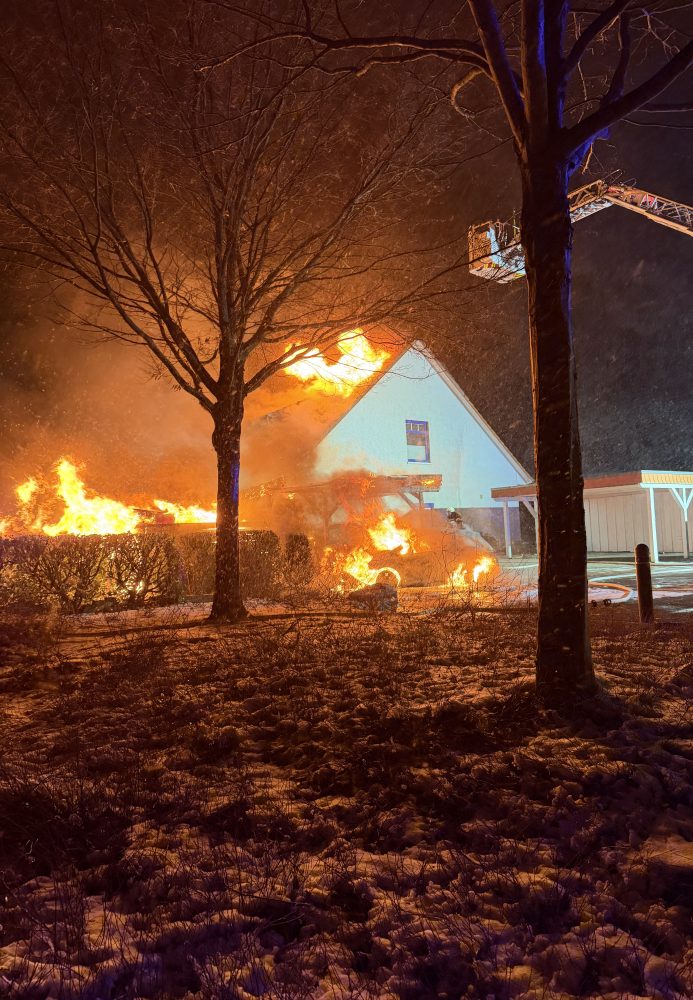 Carportbrand greift auf Wohnhaus über - Rund 80 Kräfte im Einsatz