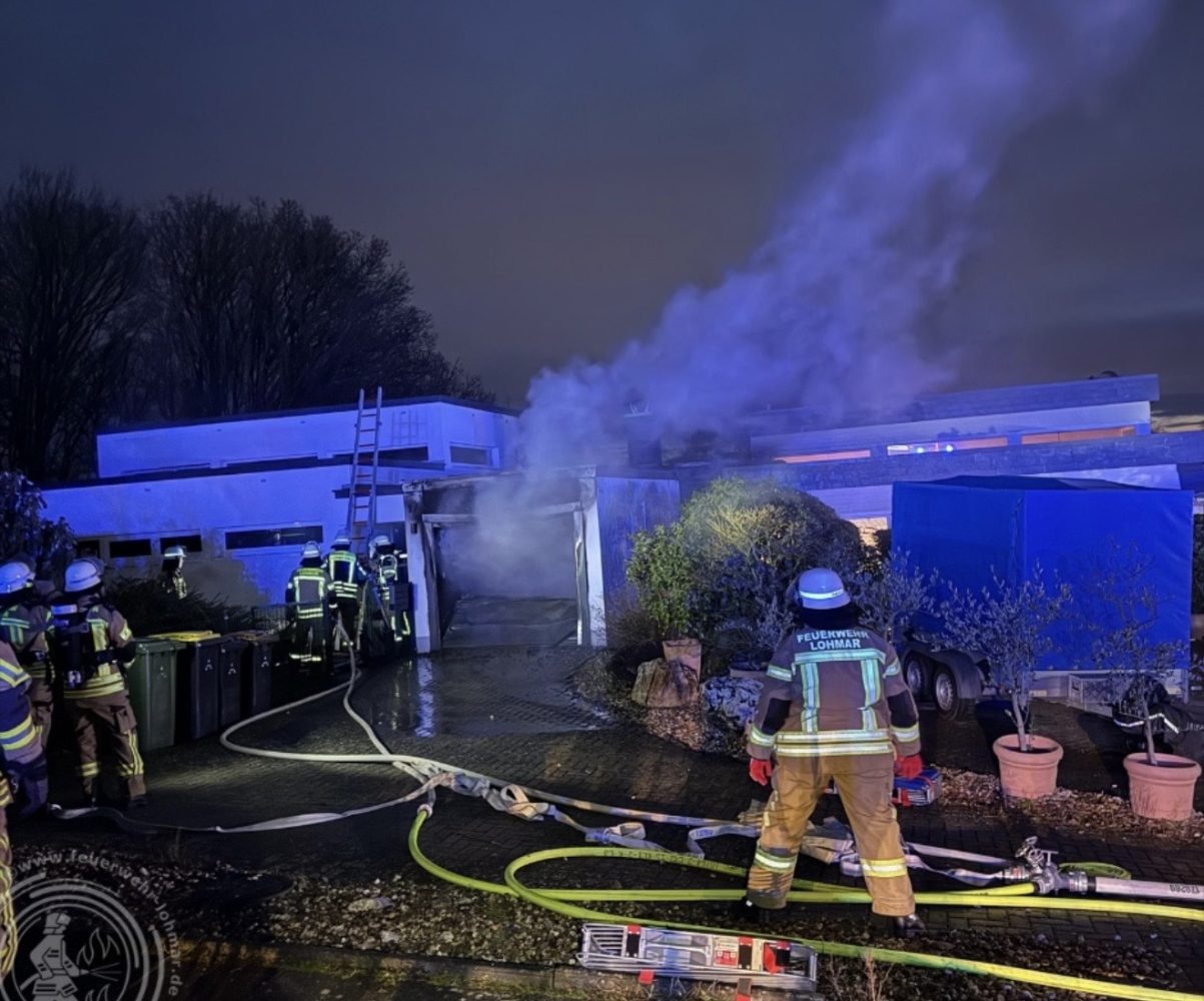 Garagenbrand forderte die Feuerwehr Lohmar am frühen Freitagabend