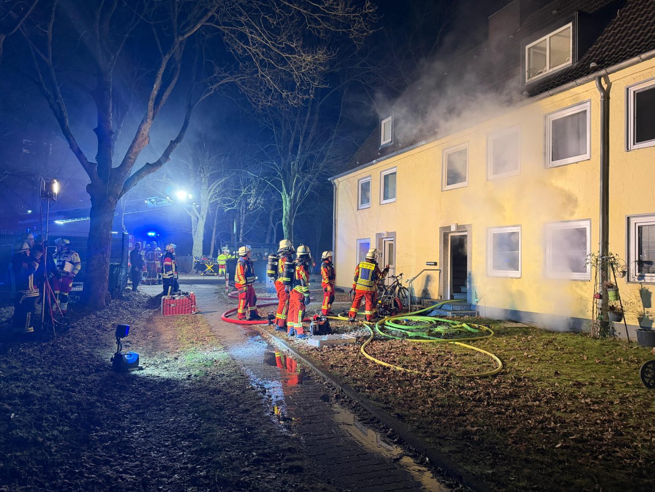 Kellerbrand in Mehrfamilienhaus - vier Personen betroffen