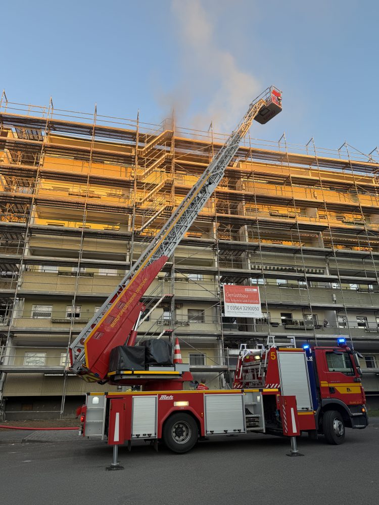 Wohnungsbrand in Mehrfamilienhaus - einige Wohnungen nicht mehr bewohnbar