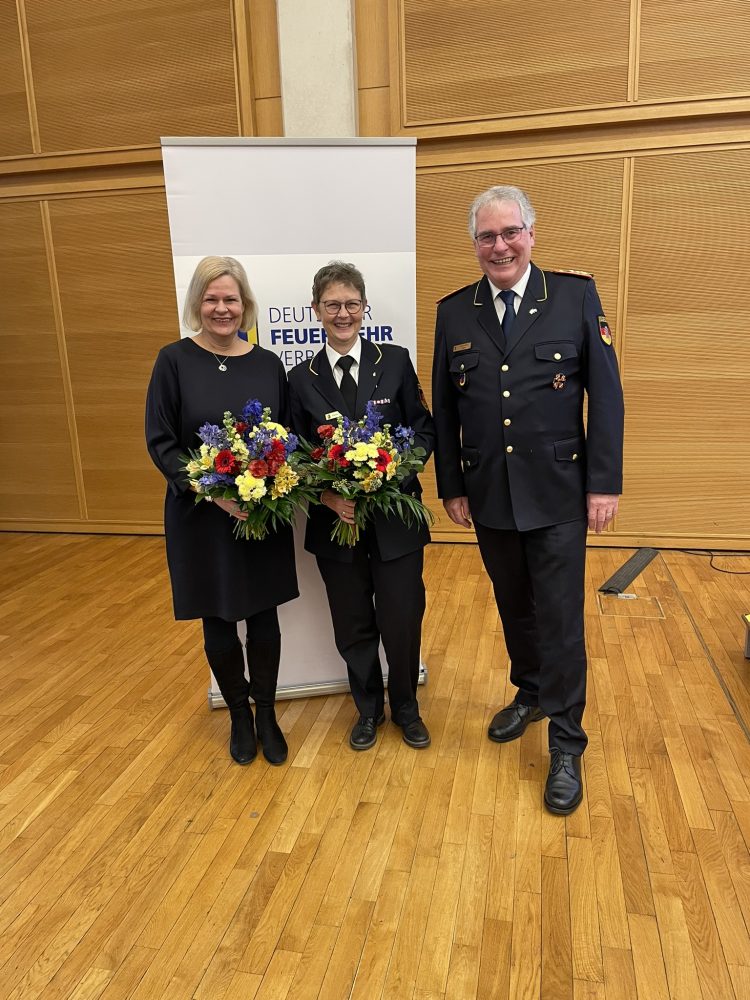 Nancy Faeser ist neue Vorsitzende des Beirats des Deutschen Feuerwehrverbandes Dank an Vorgängerin Claudia Crawford für 17-jähriges Engagement Fachvorträge bei Tagung in Berlin