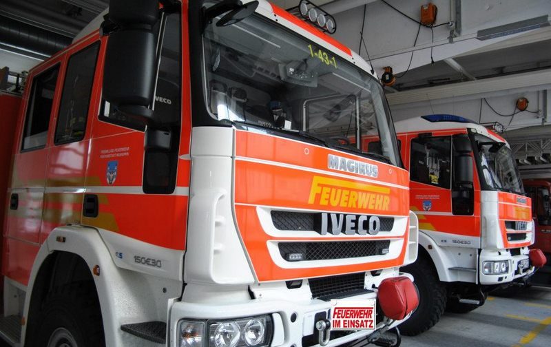 Pyrotechnik setzt Strauchwerk in Brand