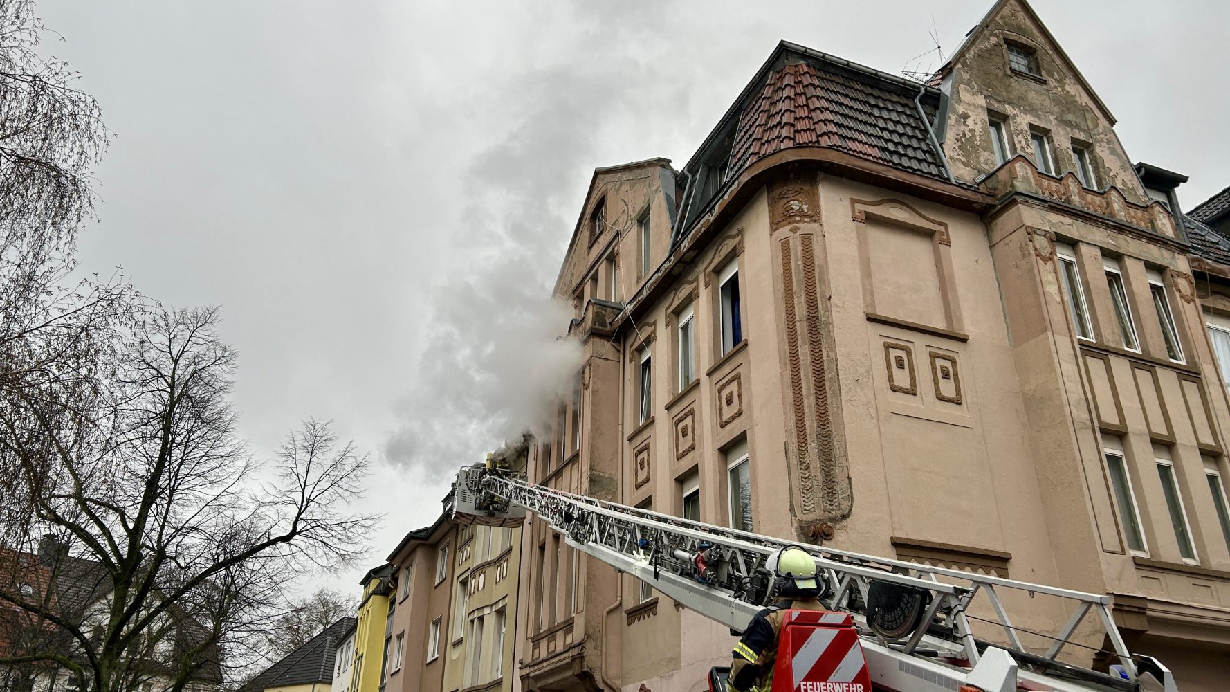 Wohnungsbrand in einem Mehrfamilienhaus - Mehrere Menschen und Tiere über Drehleitern gerettet