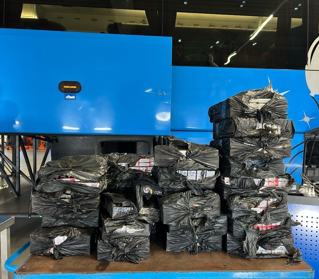 Zoll findet fast 50.000 Zigaretten im Reisebus - Erneut schwer zugängliches Versteck genutzt