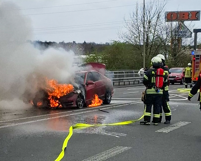 PKW-Brand und Verkehrsunfall – Paralleleinsätze im Stadtgebiet