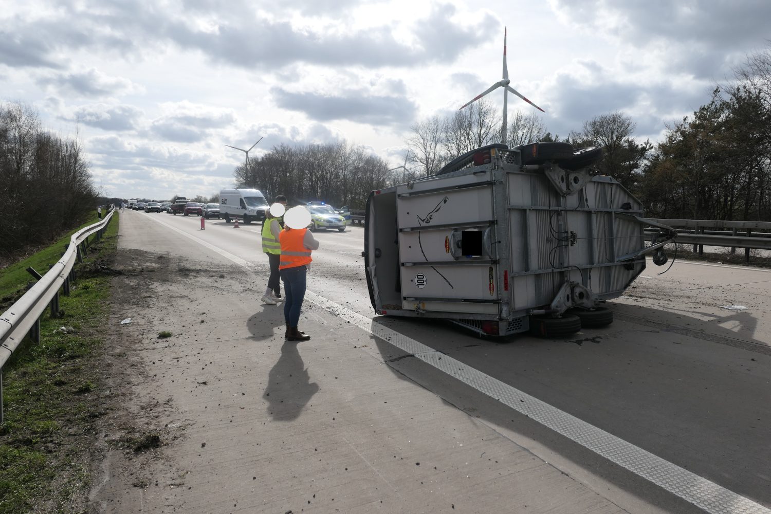 Autobahnpolizei Ahlhorn: Pferdeanhänger reißt von Pkw ab und verunfallt auf Autobahn 1 im Bereich der Gemeinde Emstek +++ Kurzzeitige Vollsperrung der Richtungsfahrbahn Hamburg eingerichtet