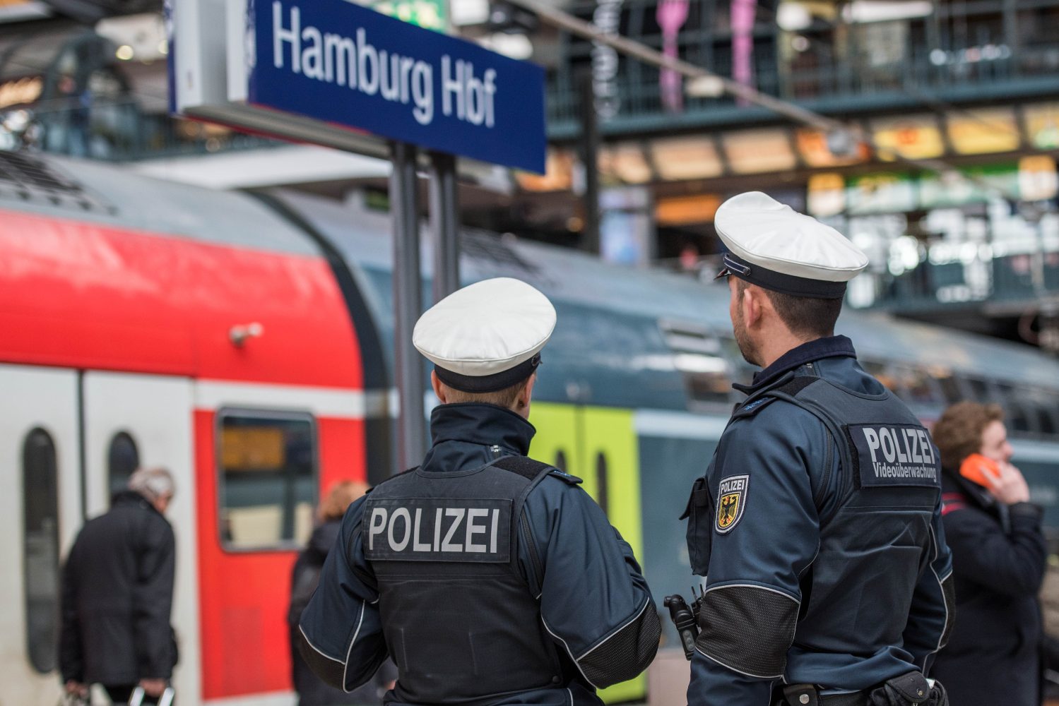 3,27 Promille am Bahnsteig: Besorgte Reisende alarmieren RTW- Bundespolizei nimmt 32-Jährigen im Hamburger Hauptbahnhof in Gewahrsam