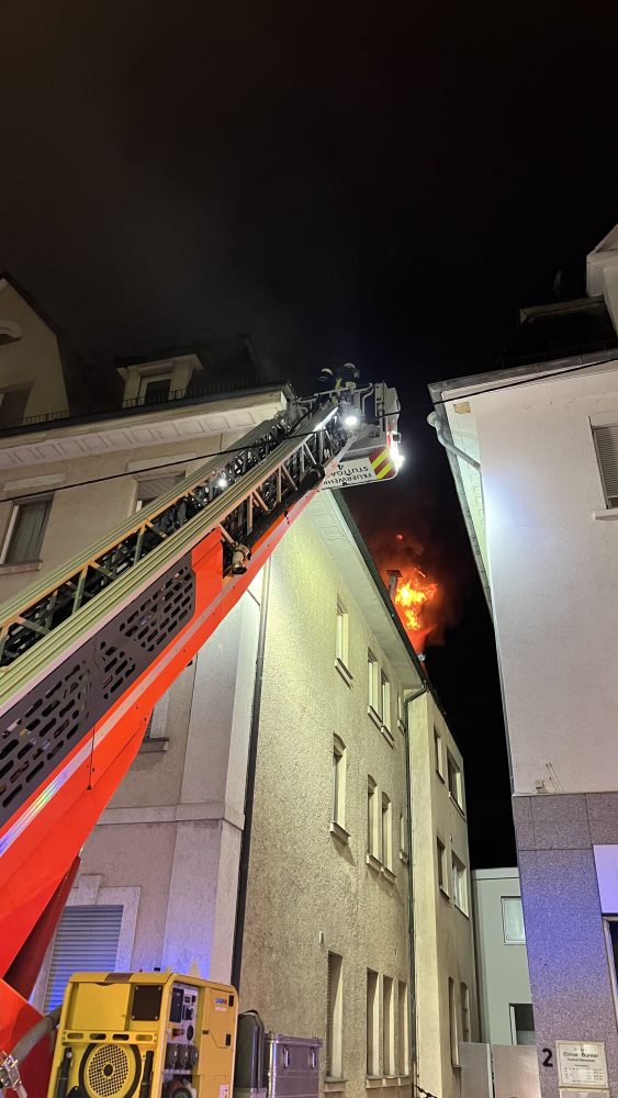 Dachgeschosswohnung im Vollbrand – Feuerwehrmann leicht verletzt