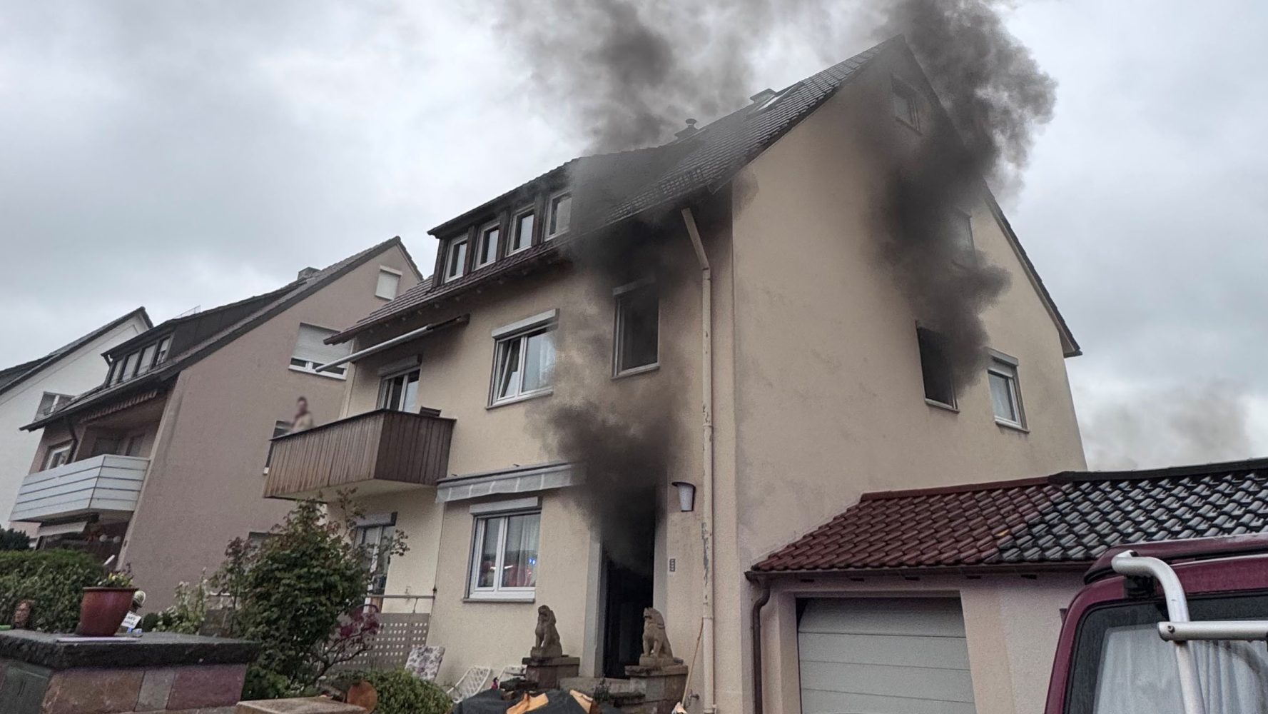 Feuerwehr rettet Bewohner und Katze bei Gebäudebrand - Treppenraum durch Rauch versperrt, eine Person über Drehleiter gerettet