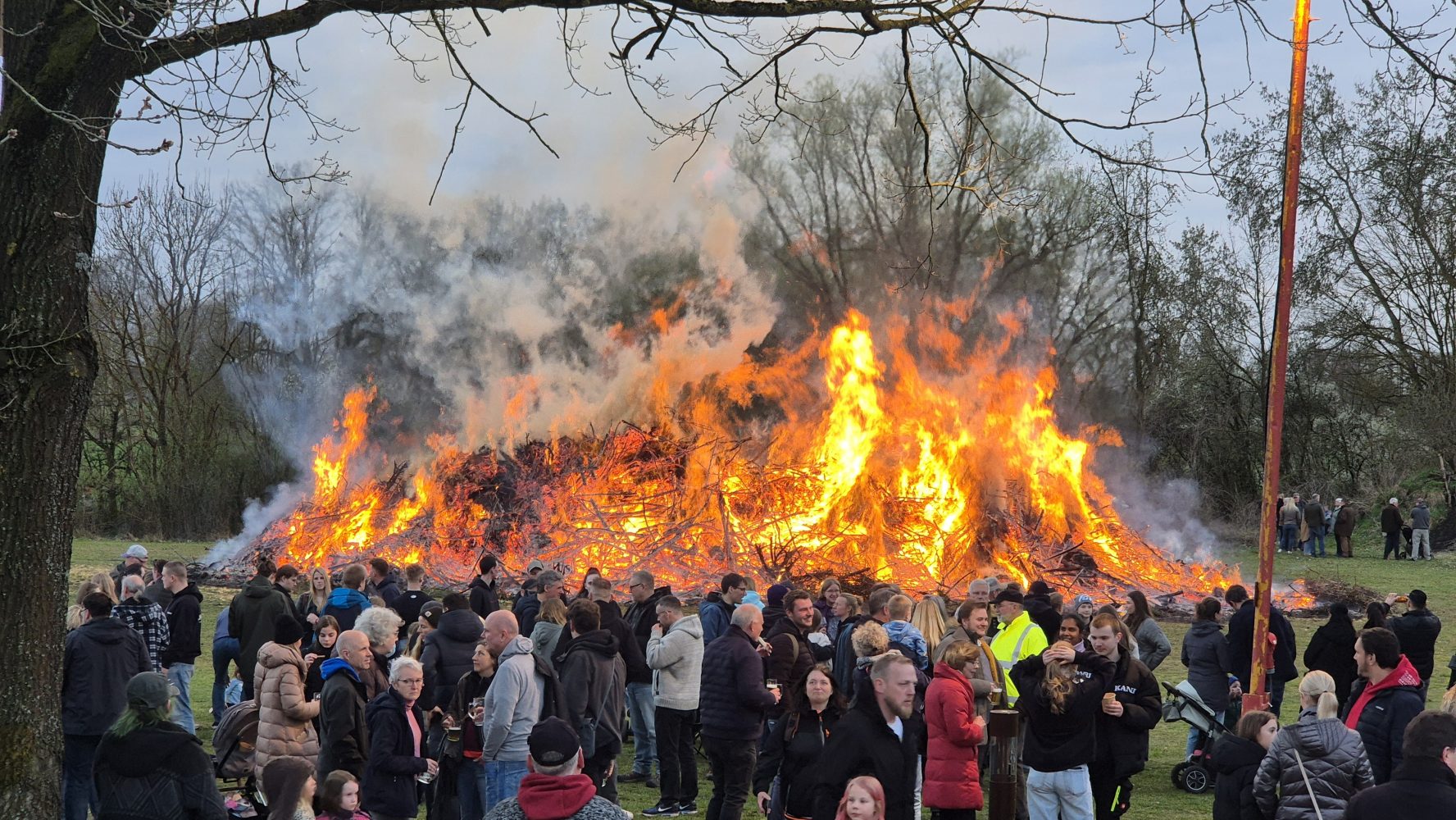 Osterfeuer in Großmoor lockt zahlreiche Besucher an