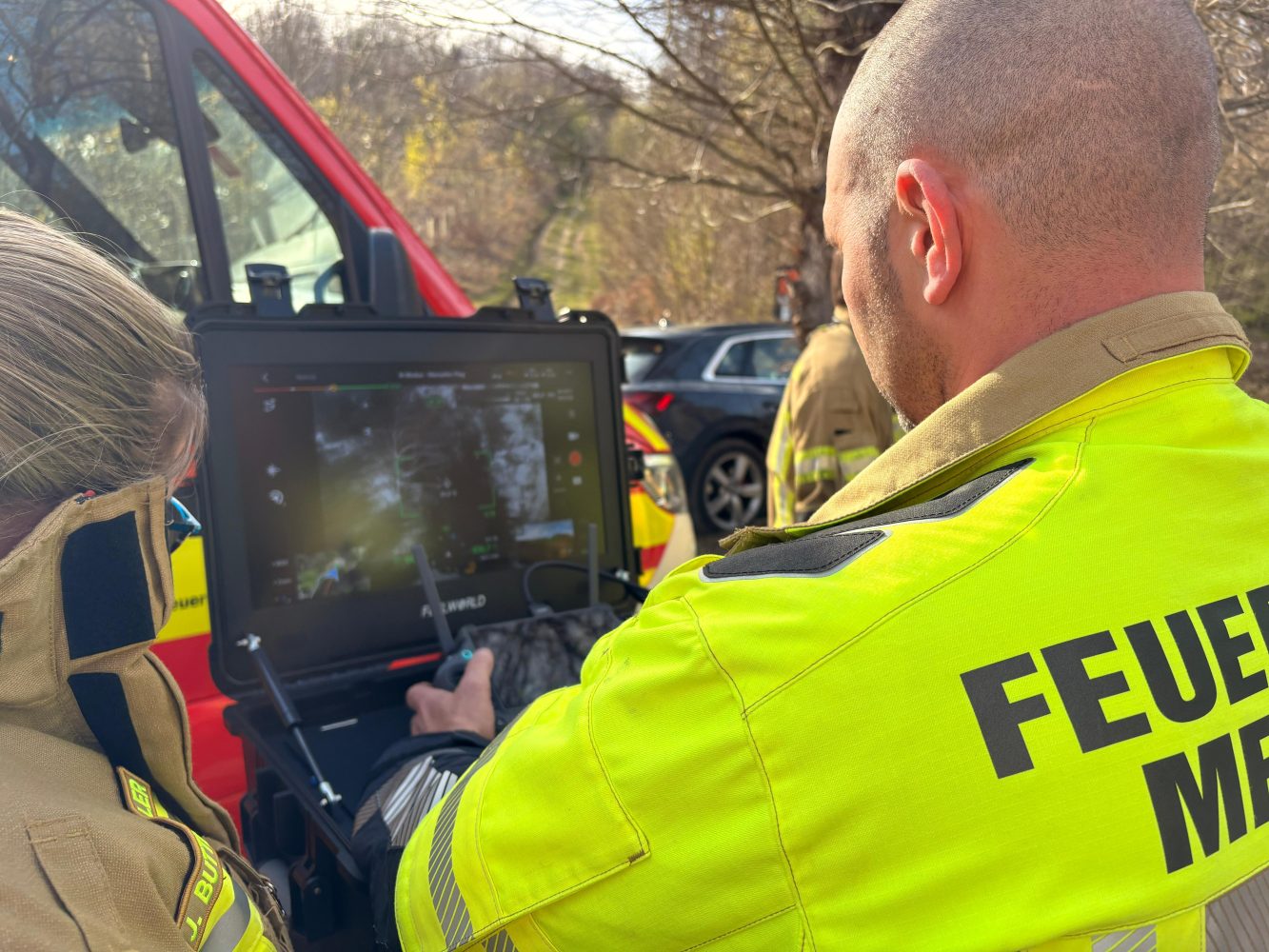 Feuerwehr bekämpft Waldbrand im Steilhang