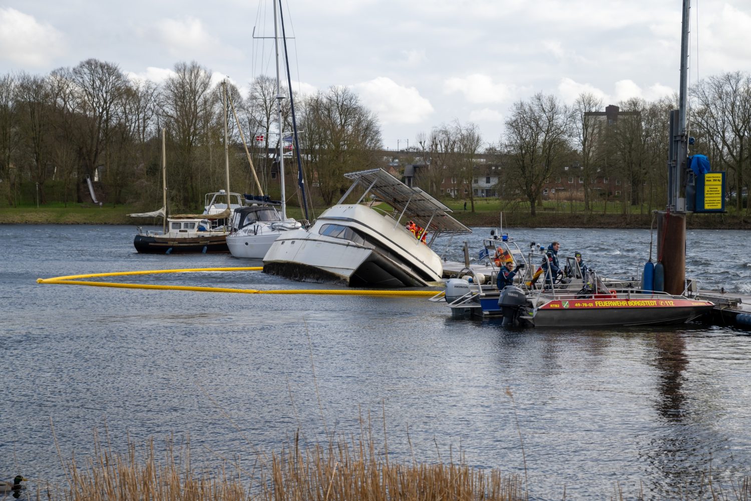 Feuerwehreinsatz am Büdelsdorfer Yacht Club: Katamaran droht zu sinken