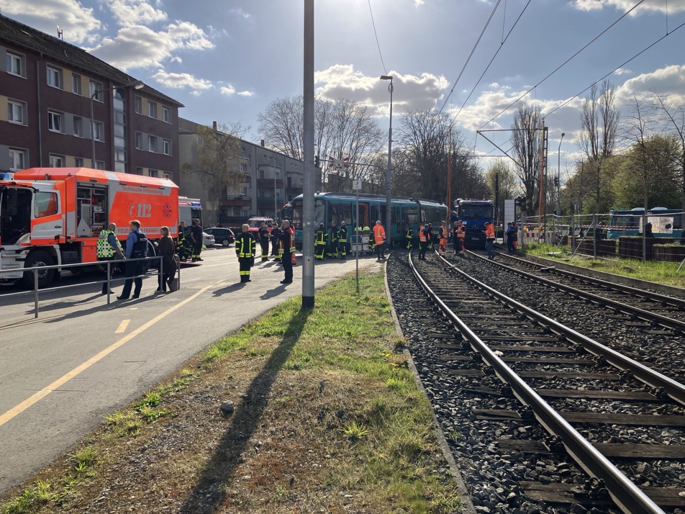 Schwerer Unfall zwischen U-Bahn und LKW im Riederwald