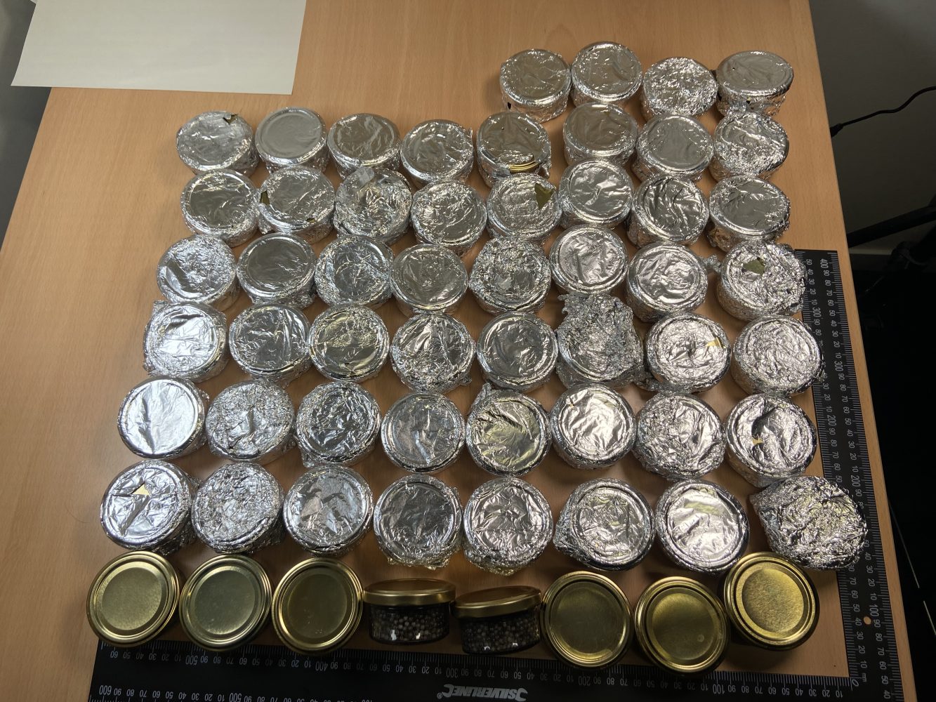 Potsdamer Zoll entdeckt bei der Einreise am Flughafen BER 60 Gläser Kaviar im Gepäck einer Reisenden - Nun drohen rechtliche Konsequenzen