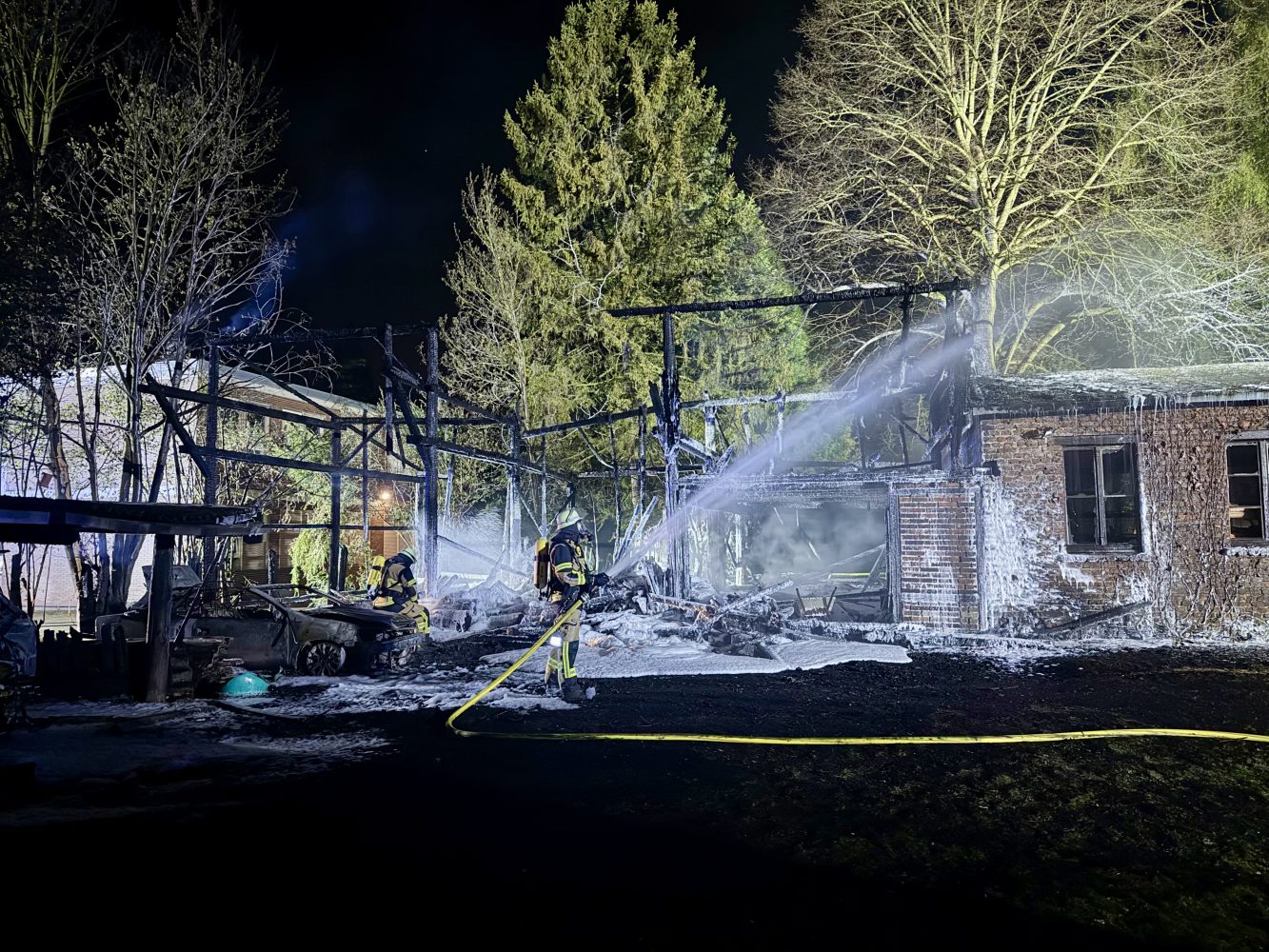 Brand von Holzunterstand und Carports in Bochold – Mehrere Fahrzeuge brennen aus