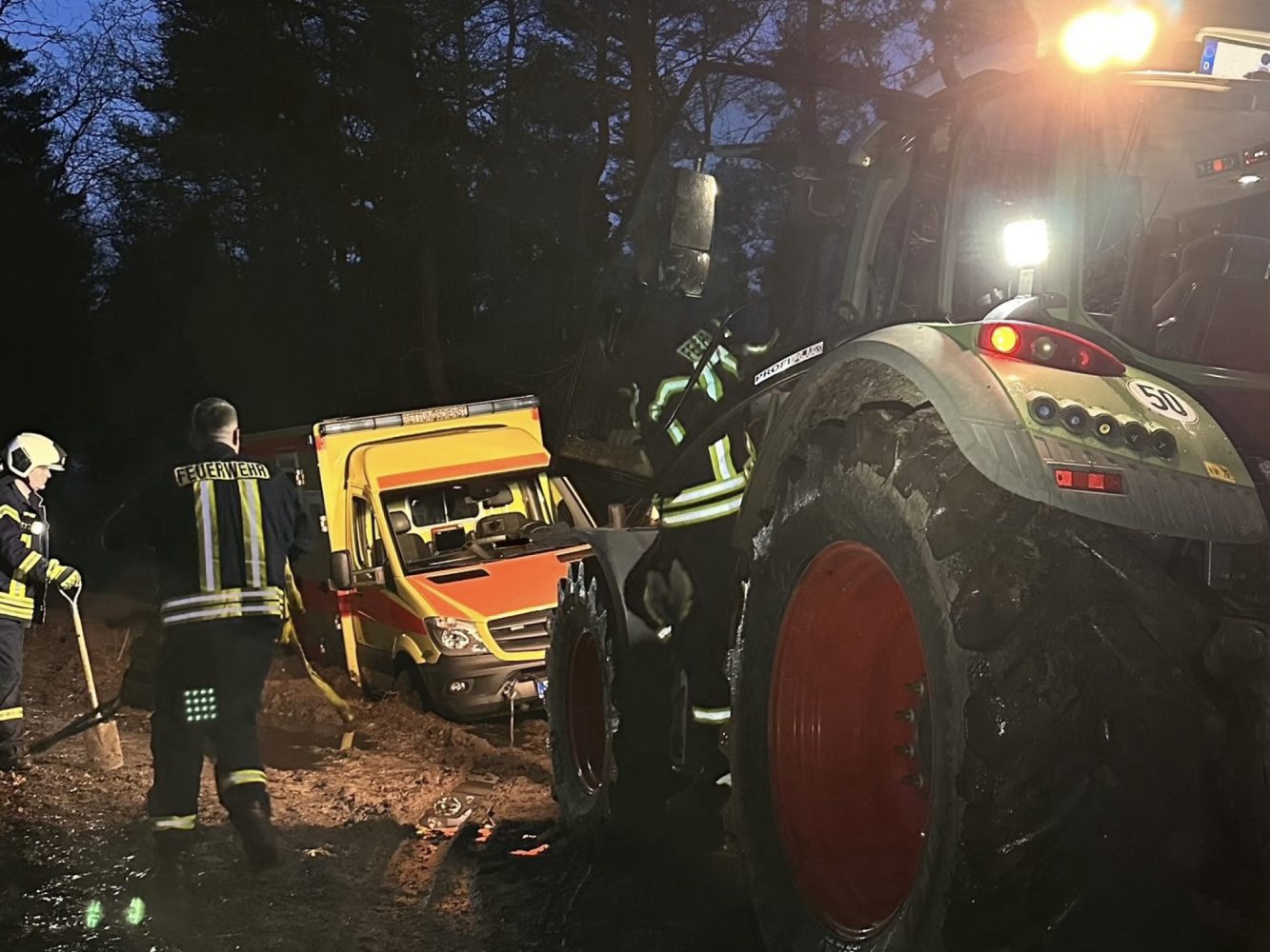 Feststeckenden Notarztwagen befreit