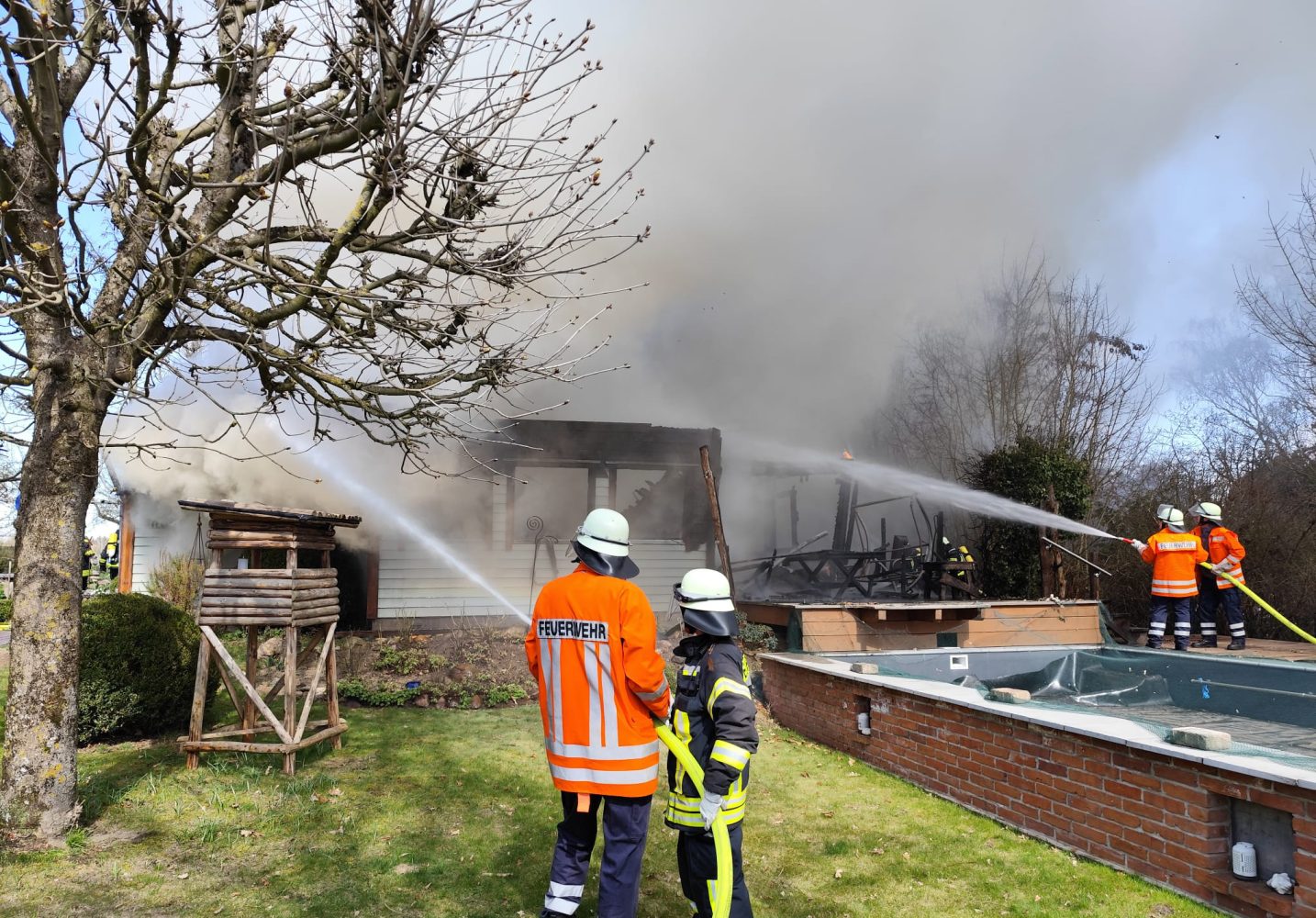 Großeinsatz der Feuerwehren in Lüchow-Dannenberg +++ Wohnhaus aus Holz brennt am Gründonnerstag vollständig aus