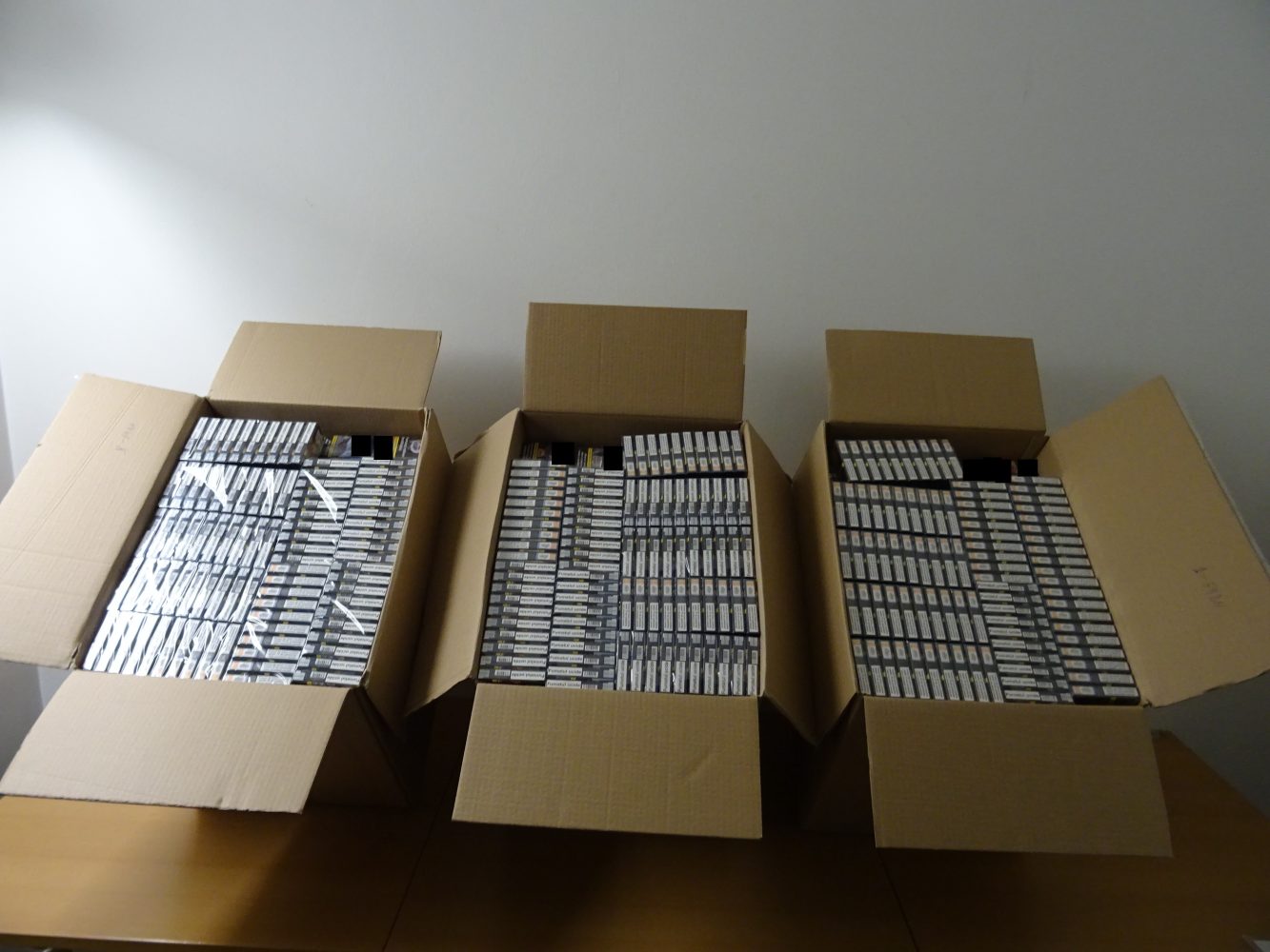 Zigarettenschmuggel getarnt als Familienreise - Nürnberger ZOLL stellt über 200.000 Zigaretten sicher